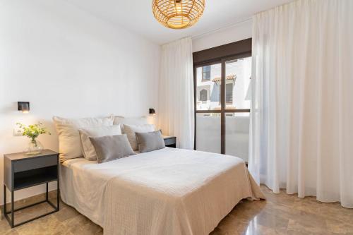 Charming Estepona Apartment with Spacious Terrace, Pool and Beach Nearby