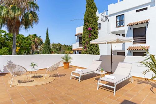 Charming Estepona Apartment with Spacious Terrace, Pool and Beach Nearby