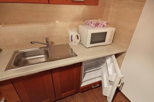 Kuchyňa alebo kuchynka v ubytovaní ApartSerwis - Apartment U Sabały Centrum