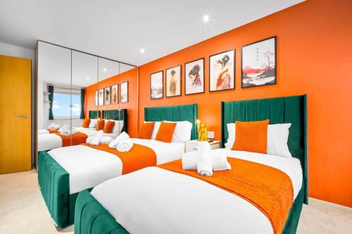 Postel nebo postele na pokoji v ubytování Top Floor City Centre Apartment - Sleeps 7 - 4 Beds - with Balcony and Parking - Smart TV's on each Bedroom Wall - 5 mins from Bullring, Selfridges, Moor Street Station - By Zena Stays