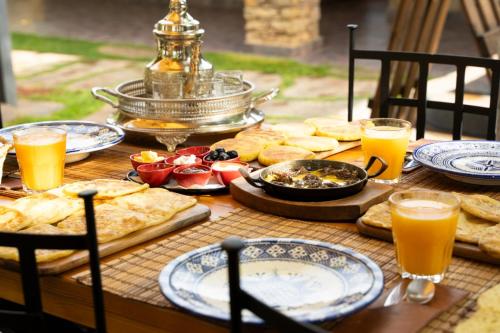 Makanan di atau berdekatan rumah tamu ini