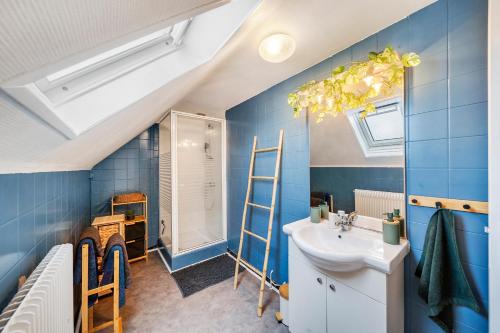 La salle de bains est pourvue d'un lavabo et d'une échelle. dans l'établissement Le Beau Marchais - Proche centre & Spacieux, à Dijon