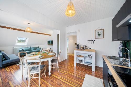 une cuisine et un salon avec une table et des chaises dans l'établissement Le Beau Marchais - Proche centre & Spacieux, à Dijon