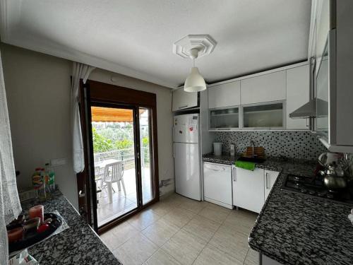Kuchyň nebo kuchyňský kout v ubytování Denize Yakın Müstakil Tripleks Villa