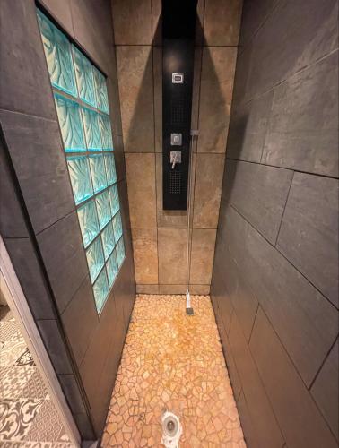 Elle comprend une douche à l'italienne, du carrelage et une fenêtre. dans l'établissement Villa bellevue, à Roquebrune