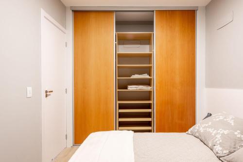 a bedroom with a bed and a closet at GO Rio Branco by LikeHome in Porto Alegre