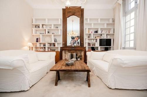 - un salon avec deux canapés blancs et une table basse dans l'établissement Hôtel Particulier Aix, à Aix-en-Provence
