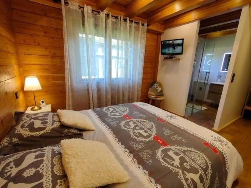Postel nebo postele na pokoji v ubytování L'Eclipse -12p, vue lac au pied des pistes et SPA