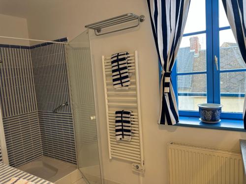 ein Badezimmer mit Dusche und Fenster in der Unterkunft Gîte du Moulin - Appartement plein centre ville - spacieux 2p - 1er etage maison de pécheur à 100m de la plage in Le Crotoy