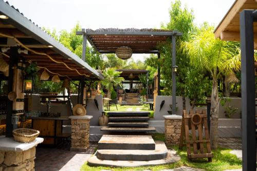 Taman di luar Riad Bella Montana
