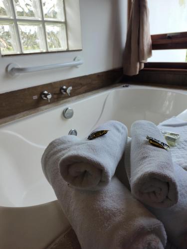 a bath tub with towels on the side of it at Colline Verte in Monte Verde