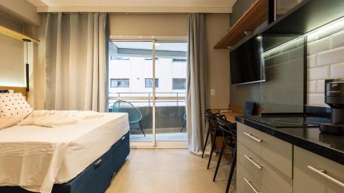 a small room with a bed and a kitchen at By DH: Luxo e conforto em Perdizes, aos poucos minutos do Allianz parque in Sao Paulo