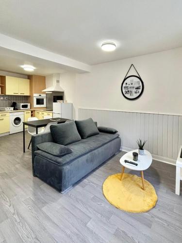 un salon avec un canapé et une table dans l'établissement appartement confort, à Gray