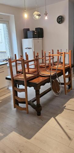 - une table et des chaises en bois dans la cuisine dans l'établissement Duplex de 120 m2 7 Pers-Centre-Parking Privé, à Gérardmer