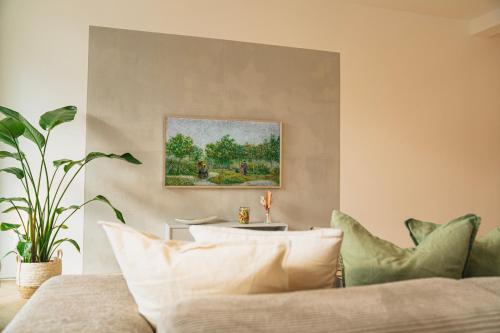 a living room with a couch and a painting on the wall at RR - Penthouse - Luxe 105 qm - Central - WIFI in Magdeburg
