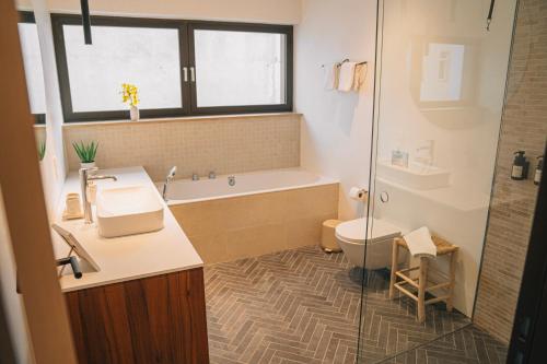 a bathroom with a tub and a sink and a toilet at RR - Penthouse - Luxe 105 qm - Central - WIFI in Magdeburg