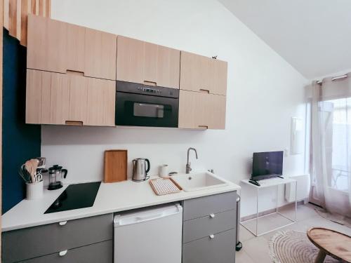 une cuisine avec un évier et un plan de travail dans l'établissement Le petit Basque, Plage - Bar - Restaurant, à Soorts-Hossegor