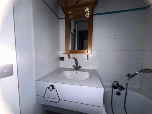 une salle de bain blanche avec lavabo et douche dans l'établissement Résidence Les Glaciers 1 Et 2 - Studio fonctionnel · Accès direct aux pistes · Vue sur la vallée MAE-3778, à Mâcot La Plagne