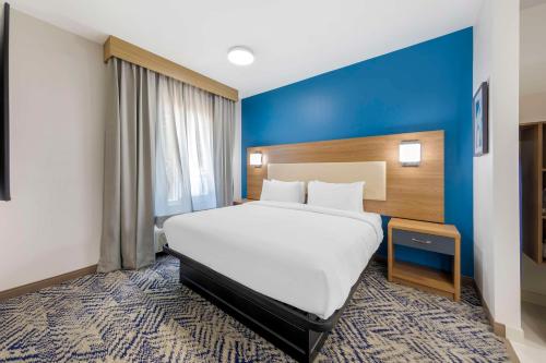 Postel nebo postele na pokoji v ubytování Executive Residency by Best Western Victorville