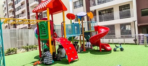 Ο χώρος παιχνιδιού για παιδιά στο Modern Apartment Near Nairobi Airport with Swimming Pool