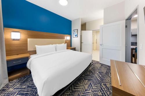 Postel nebo postele na pokoji v ubytování Executive Residency by Best Western Victorville