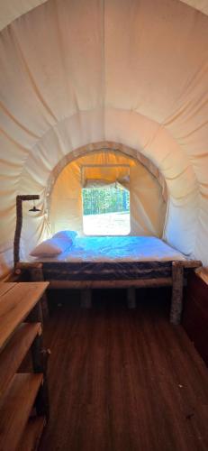 Ένα ή περισσότερα κρεβάτια σε δωμάτιο στο Covered Wagons Hill Camp - WAGON 1