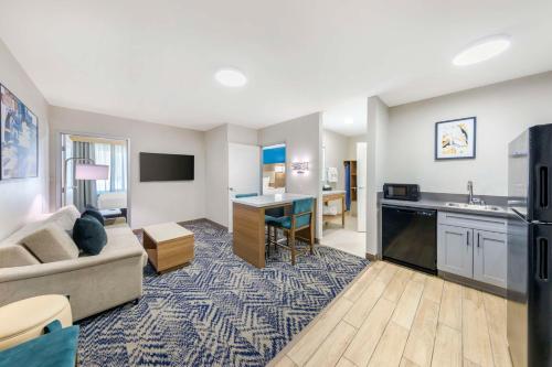 TV a/nebo společenská místnost v ubytování Executive Residency by Best Western Victorville