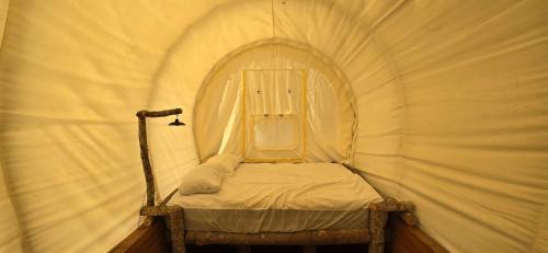Ένα ή περισσότερα κρεβάτια σε δωμάτιο στο Covered Wagons Hill Camp - WAGON 2