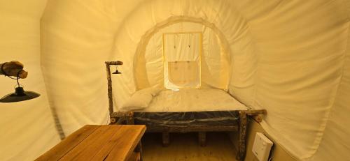 Ένα ή περισσότερα κρεβάτια σε δωμάτιο στο Covered Wagons Hill Camp - WAGON 3