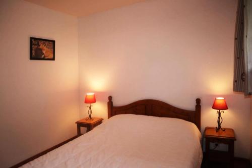 - une chambre avec un lit et deux lampes sur les tables dans l'établissement Résidence Les Valerianes - C512 VALERIANES 1800 MAE-3681, aux Orres