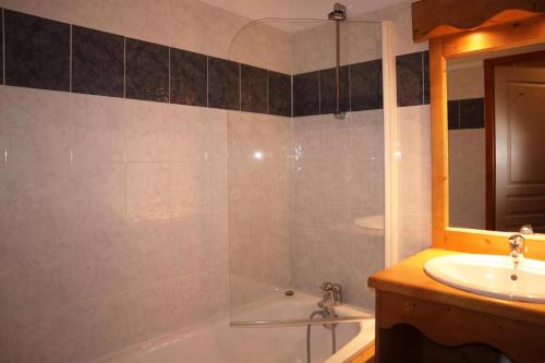 une salle de bain avec une baignoire et un lavabo dans l'établissement Résidence Les Valerianes - C512 VALERIANES 1800 MAE-3681, aux Orres