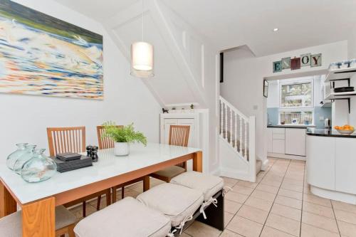 a kitchen and dining room with a table and chairs at Stylish Murrayfield sanctuary in Edinburgh
