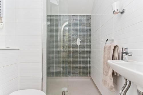 a bathroom with a shower and a toilet and a sink at Stylish Murrayfield sanctuary in Edinburgh