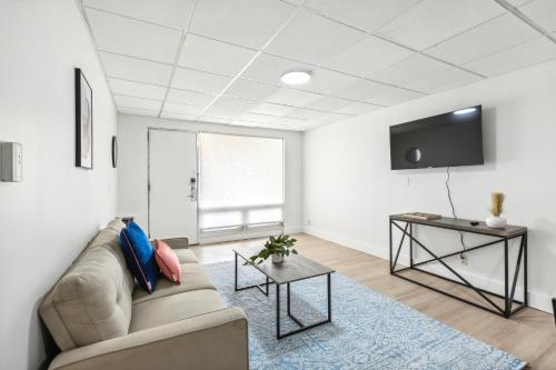 Televisyen dan/atau pusat hiburan di East 120 I Modern Refinished Apt Downtown I Gym