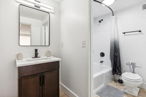 Bilik mandi di East 120 I Modern Refinished Apt Downtown I Gym