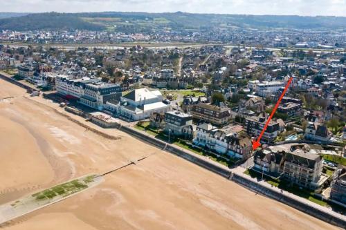- une vue aérienne sur une ville et une plage dans l'établissement Le Petit Shamrock - villa sur la plage, à Cabourg