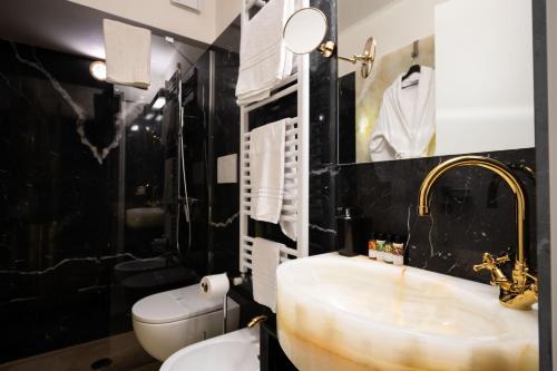 a bathroom with a sink and a toilet at Lemon House in Venice