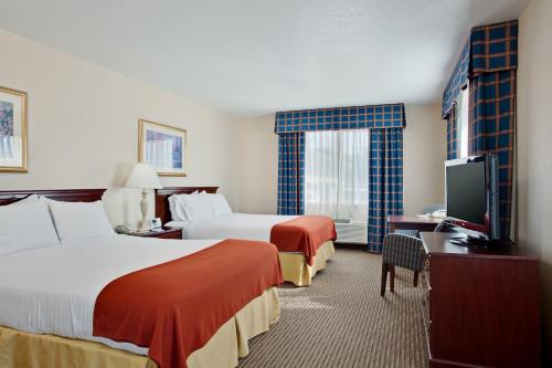 ein Hotelzimmer mit 2 Betten und einem Flachbild-TV in der Unterkunft Holiday Inn Express & Suites Jackson, an IHG Hotel in Jackson