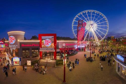 a ferris wheel and a crowd of people at a carnival at Cozy 13 mins to Niagara Falls to gatway,6 parking in Thorold