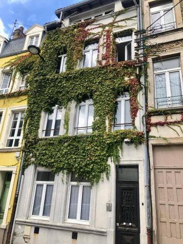 un bâtiment recouvert de lierre dans une rue de la ville dans l'établissement Vue dégagée #0, à Boulogne-sur-Mer