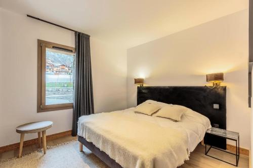 une chambre avec un grand lit et une fenêtre dans l'établissement Résidence Les Terrasses De La Vanoise - NOUVEAU ! APPART 4 PERS. LES TERRASSES DE LA VANOISE B01 MAE-3511, à Champagny-en-Vanoise