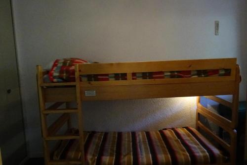 Ce dortoir comprend des lits superposés. dans l'établissement Résidence Le Rochefort - Appartement 2 pièces 4 personnes à Bourg Saint Maurice proche du centre, de la piscine et de la zone de loisirs MAE-3084, à Bourg-Saint-Maurice
