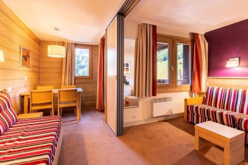 un salon avec un canapé et une table dans l'établissement Résidence Soldanelle - Résidence LES SOLDANELLE N°435 MAE-1711, à La Plagne Tarentaise
