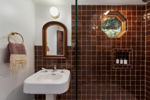 un bagno con lavandino e specchio di Luxury Riverview Cottage - walk to town & trails a Duncans Mills