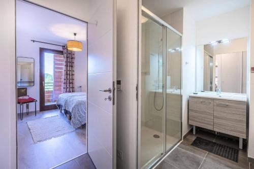 une salle de bain avec douche et lavabo dans l'établissement Résidence Lodges 1970 - Résidence LES LODGES 1970 N° A407 MAE-1511, à La Plagne Tarentaise