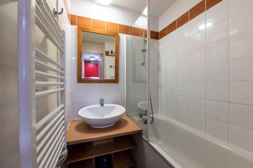 une salle de bain avec un lavabo, un miroir et une baignoire dans l'établissement Résidence Soldanelle - Résidence LES SOLDANELLE N°435 MAE-1711, à La Plagne Tarentaise