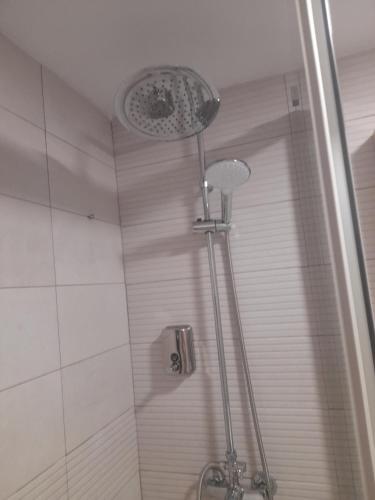 eine Dusche mit Duschkopf in einem Badezimmer in der Unterkunft Cuesta del Tajillo in Torremolinos