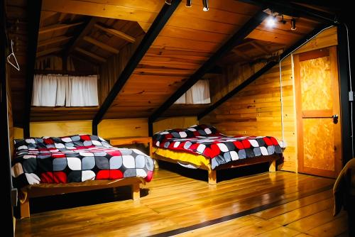 two beds in a room with a attic at Tombstone in Valle de Bravo