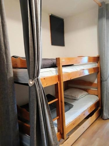 quelques lits superposés dans une chambre dans l'établissement Résidence Le Chanteloup - Joli studio sur les pistes ! MAE-9284, à Aime La Plagne