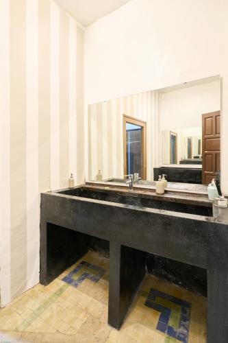 a bathroom with a sink and a large mirror at CASA RURAL PALACIO CONDE DE ALDANA con piscina entre encinares y dehesas in Terradillos